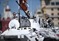 Военнослужащие на бронетранспортере БТР-82А на генеральной репетиции военного парада в Москве, 7 мая 2017 Военнослужащие на бронетранспортере БТР-82А на генеральной репетиции военного парада в Москве, 7 мая 2017