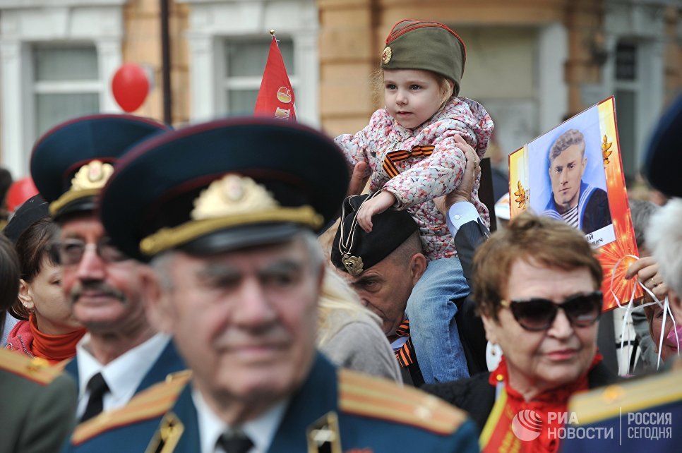 Зрители во время военного парада, посвященного 72-й годовщине Победы в Великой Отечественной войне 1941-1945 годов, в Ростове-на-Дону Зрители во время военного парада, посвященного 72-й годовщине Победы в Великой Отечественной войне 1941-1945 годов, в Ростове-на-Дону