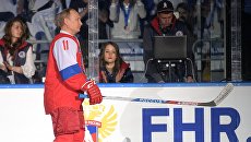 Президент РФ Владимир Путин в гала-матче VI Всероссийского фестиваля Ночной хоккейной лиги в ледовом дворце Большой Олимпийского парка Сочи Президент РФ Владимир Путин в гала-матче VI Всероссийского фестиваля Ночной хоккейной лиги в ледовом дворце Большой Олимпийского парка Сочи