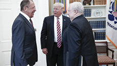 Министр иностранных дел России Сергей Лавров, президент США Дональд Трамп и посол Сергей Кисляк во время встречи в Вашингтоне. 10 мая 2017 Министр иностранных дел России Сергей Лавров, президент США Дональд Трамп и посол Сергей Кисляк во время встречи в Вашингтоне. 10 мая 2017