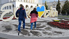 Вытоптанная клумба с символикой Евровидения в центре Киева. Архивное фото Вытоптанная клумба с символикой Евровидения в центре Киева. Архивное фото