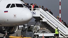 Пассажиры осуществляют посадку на борт самолета в аэропорту Минеральные воды. Апрель 2017 Пассажиры осуществляют посадку на борт самолета в аэропорту Минеральные воды. Апрель 2017
