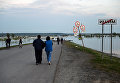 Местные жители на дороге в городе Ишим Тюменской области, подтопленной в результате сильного поднятия воды в реках Ишим и Карасуль Местные жители на дороге в городе Ишим Тюменской области, подтопленной в результате сильного поднятия воды в реках Ишим и Карасуль