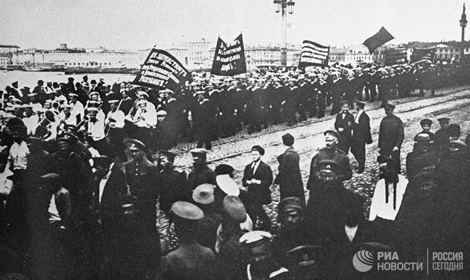 Революционная демонстрация в Петрограде, в которой приняли участие 10 тысяч моряков, в том числе и с крейсера Аврора. 18 июня 1917 года Революционная демонстрация в Петрограде, в которой приняли участие 10 тысяч моряков, в том числе и с крейсера Аврора. 18 июня 1917 года
