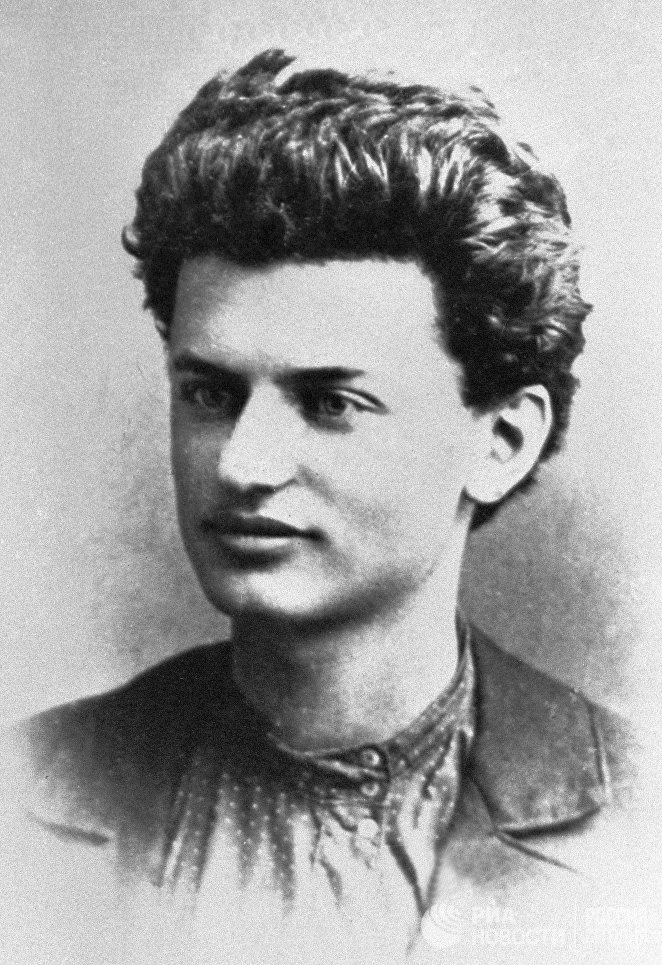 Лев Давидович Троцкий (Лейба Бронштейн 1879-1840), политический и государственный деятель РСФСР. 1897 год