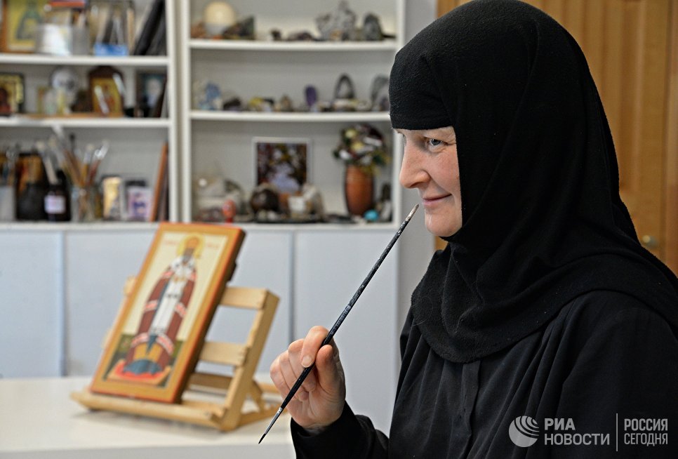 Монахиня в иконописной мастерской женского монастыря Святых Первоверховных апостолов Петра и Павла в селе Петропавловка Хабаровского края Монахиня в иконописной мастерской женского монастыря Святых Первоверховных апостолов Петра и Павла в селе Петропавловка Хабаровского края