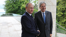 Президент РФ Владимир Путин и председатель Совета министров Италии Паоло Джентилони во время встречи. 17 мая 2017 Президент РФ Владимир Путин и председатель Совета министров Италии Паоло Джентилони во время встречи. 17 мая 2017
