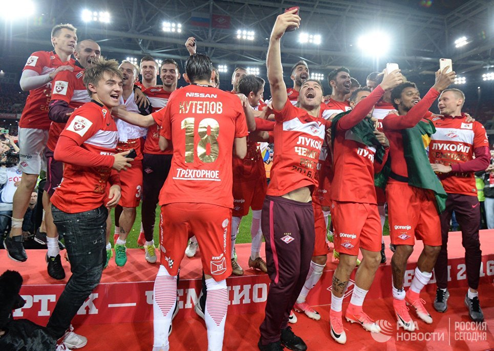 Игроки Спартака на церемонии вручения кубка чемпионов России после окончания матча 29-го тура чемпионата России по футболу среди клубов Премьер-лиги между командами ФК Спартак (Москва) и ФК Терек (Грозный) Игроки Спартака на церемонии вручения кубка чемпионов России после окончания матча 29-го тура чемпионата России по футболу среди клубов Премьер-лиги между командами ФК Спартак (Москва) и ФК Терек (Грозный)