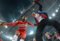 Игрок Спартака Луис Адриано (слева) на церемонии вручения кубка чемпионов России после окончания матча 29-го тура чемпионата России по футболу среди клубов Премьер-лиги между командами ФК Спартак (Москва) и ФК Терек (Грозный) Игрок Спартака Луис Адриано (слева) на церемонии вручения кубка чемпионов России после окончания матча 29-го тура чемпионата России по футболу среди клубов Премьер-лиги между командами ФК Спартак (Москва) и ФК Терек (Грозный)