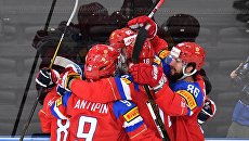 Игроки сборной России радуются заброшенной шайбе в матче 1/4 финала чемпионата мира по хоккею 2017 между сборными командами России и Чехии. Игроки сборной России радуются заброшенной шайбе в матче 1/4 финала чемпионата мира по хоккею 2017 между сборными командами России и Чехии.