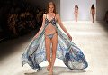 Модель во время показа коллекции Aqua Blu на неделе моды в Австралии Модель во время показа коллекции Aqua Blu на неделе моды в Австралии