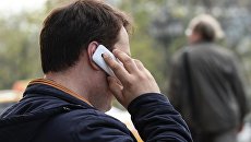 Мужчина говорит по телефону. Архивное фото Мужчина говорит по телефону. Архивное фото