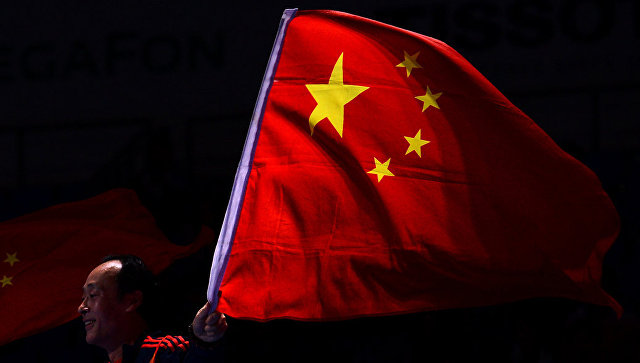 Мужчина с флагом Китая. Архивное фото