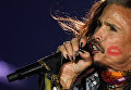 Солист американской группы Aerosmith Стивен Тайлер во время концерта в спорткомплексе Олимпийский в Москве Солист американской группы Aerosmith Стивен Тайлер во время концерта в спорткомплексе Олимпийский в Москве