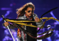 Солист американской группы Aerosmith Стивен Тайлер во время концерта в спорткомплексе Олимпийский в Москве Солист американской группы Aerosmith Стивен Тайлер во время концерта в спорткомплексе Олимпийский в Москве