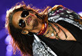 Солист американской группы Aerosmith Стивен Тайлер во время концерта в спорткомплексе Олимпийский в Москве Солист американской группы Aerosmith Стивен Тайлер во время концерта в спорткомплексе Олимпийский в Москве