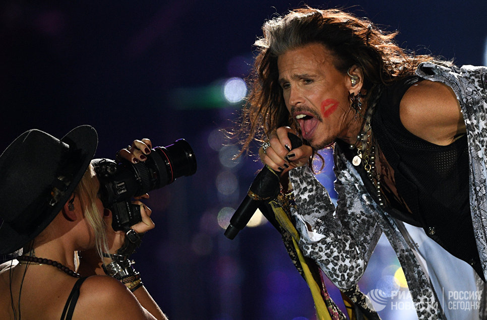 Солист американской группы Aerosmith Стивен Тайлер во время концерта в спорткомплексе Олимпийский в Москве Солист американской группы Aerosmith Стивен Тайлер во время концерта в спорткомплексе Олимпийский в Москве