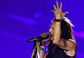 Солист американской группы Aerosmith Стивен Тайлер во время концерта в спорткомплексе Олимпийский в Москве Солист американской группы Aerosmith Стивен Тайлер во время концерта в спорткомплексе Олимпийский в Москве
