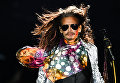 Солист американской группы Aerosmith Стивен Тайлер во время концерта в спорткомплексе Олимпийский в Москве Солист американской группы Aerosmith Стивен Тайлер во время концерта в спорткомплексе Олимпийский в Москве