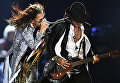 Солист американской группы Aerosmith Стивен Тайлер (слева) и гитарист группы Брэд Уитфорд во время концерта в спорткомплексе Олимпийский в Москве Солист американской группы Aerosmith Стивен Тайлер (слева) и гитарист группы Брэд Уитфорд во время концерта в спорткомплексе Олимпийский в Москве