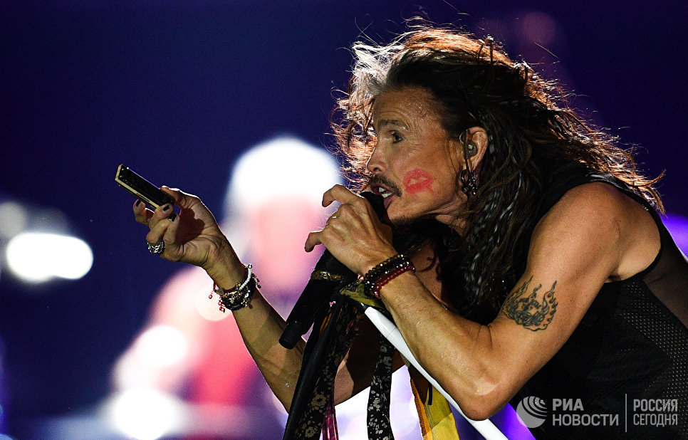 Солист американской группы Aerosmith Стивен Тайлер во время концерта в спорткомплексе Олимпийский в Москве Солист американской группы Aerosmith Стивен Тайлер во время концерта в спорткомплексе Олимпийский в Москве