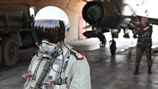 Пилот сирийских военно-воздушных сил на аэродроме Шайрат. Архивное фото Пилот сирийских военно-воздушных сил на аэродроме Шайрат. Архивное фото