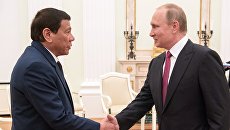 Президент РФ Владимир Путин и президент Филиппин Родриго Дутерте во время встречи. Архивное фото Президент РФ Владимир Путин и президент Филиппин Родриго Дутерте во время встречи. Архивное фото