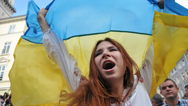 Девушка в вышиванке с флагом Украины. Архивное фото