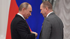 Президент РФ Владимир Путин и художественный руководитель Государственного театра наций Евгений Миронов. Архивное фото Президент РФ Владимир Путин и художественный руководитель Государственного театра наций Евгений Миронов. Архивное фото