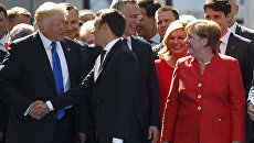 Канцлер ФРГ Ангела Меркель, президент США Дональд Трамп и президент Франции Эммануэль Макрон на встрече в Брюсселе Канцлер ФРГ Ангела Меркель, президент США Дональд Трамп и президент Франции Эммануэль Макрон на встрече в Брюсселе