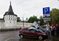 Автомобиль, пострадавший в результате урагана в Москве. Автомобиль, пострадавший в результате урагана в Москве.