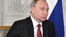 Президент РФ Владимир Путин во время встречи с президентом Франции Эммануэлем Макроном в Версальском дворце. 29 мая 2017 Президент РФ Владимир Путин во время встречи с президентом Франции Эммануэлем Макроном в Версальском дворце. 29 мая 2017