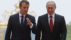 Президент РФ Владимир Путин и президент Франции Эммануэль Макрон во время встречи в Париже. 29 мая 2017 Президент РФ Владимир Путин и президент Франции Эммануэль Макрон во время встречи в Париже. 29 мая 2017