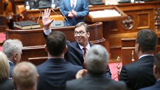 Председатель правительства Сербии Александр Вучич, лидирующий на выборах президента Сербии, в предвыборном штабе в Белграде Председатель правительства Сербии Александр Вучич, лидирующий на выборах президента Сербии, в предвыборном штабе в Белграде