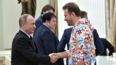 Президент РФ Владимир Путин во время встречи с представителями ведущих мультипликационных студий. Справа - президент Ассоциации Анимационного Кино России Илья Попов. 31 мая 2017 Президент РФ Владимир Путин во время встречи с представителями ведущих мультипликационных студий. Справа - президент Ассоциации Анимационного Кино России Илья Попов. 31 мая 2017