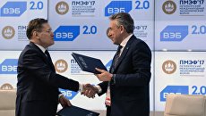 Генеральный директор государственной корпорации по атомной энергии Росатом Алексей Лихачев (слева) и председатель государственной корпорация Банк развития и внешнеэкономической деятельности (Внешэкономбанк) Сергей Горьков во время подписания соглашения о сотрудничестве в реализации международного проекта по созданию Международного центра исследований на базе многоцелевого реактора на быстрых нейтронах в рамках Санкт-Петербургского международного экономического форума 2017 Генеральный директор государственной корпорации по атомной энергии Росатом Алексей Лихачев (слева) и председатель государственной корпорация Банк развития и внешнеэкономической деятельности (Внешэкономбанк) Сергей Горьков во время подписания соглашения о сотрудничестве в реализации международного проекта по созданию Международного центра исследований на базе многоцелевого реактора на быстрых нейтронах в рамках Санкт-Петербургского международного экономического форума 2017