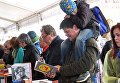 Посетители на книжном фестивале Красная площадь в Москве Посетители на книжном фестивале Красная площадь в Москве
