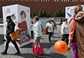 Посетители на книжном фестивале Красная площадь в Москве Посетители на книжном фестивале Красная площадь в Москве
