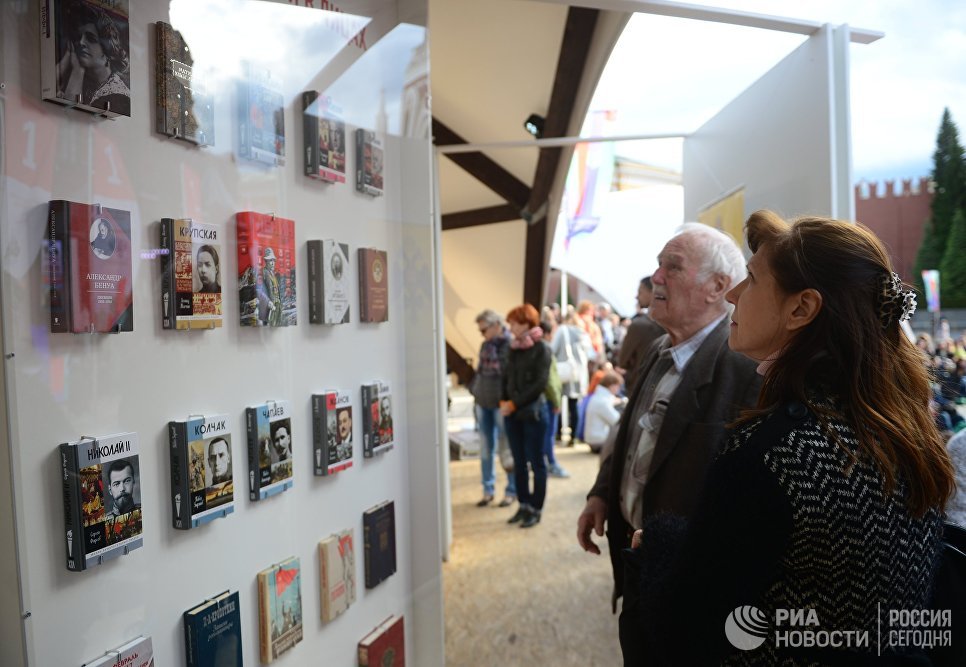 Посетители на книжном фестивале Красная площадь в Москве Посетители на книжном фестивале Красная площадь в Москве