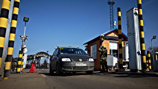 Автомобиль на пропускном пункте Гоптовка на границе России и Украины Автомобиль на пропускном пункте Гоптовка на границе России и Украины
