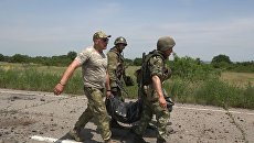 Эвакуация тела военнослужащего ВСУ из серой зоны в районе населенного пункта Желобок. Архивное фото Эвакуация тела военнослужащего ВСУ из серой зоны в районе населенного пункта Желобок. Архивное фото