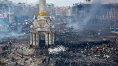 Сотрудники правоохранительных органов и сторонники оппозиции на площади Независимости в Киеве Сотрудники правоохранительных органов и сторонники оппозиции на площади Независимости в Киеве