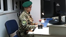 Сотрудница пограничной службы Украины на международном пункте пропуска через украинско-польскую границу Сотрудница пограничной службы Украины на международном пункте пропуска через украинско-польскую границу