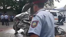 В Алма-Ате автобус протаранил восемь автомобилей В Алма-Ате автобус протаранил восемь автомобилей