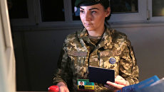 Сотрудница пограничной службы Украины на международном пункте пропуска через украинско-польскую границу Сотрудница пограничной службы Украины на международном пункте пропуска через украинско-польскую границу