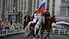 Всадники Кремлевской школы верховой езды во время праздника в честь Дня России. Архивное фото Всадники Кремлевской школы верховой езды во время праздника в честь Дня России. Архивное фото