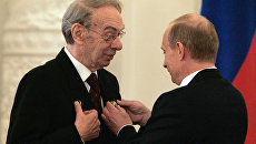 Артист кино, кинорежиссер Алексей Баталов и президент России Владимир Путин (слева направо) на церемонии вручения Государственных премий в Кремле. Архивное фото Артист кино, кинорежиссер Алексей Баталов и президент России Владимир Путин (слева направо) на церемонии вручения Государственных премий в Кремле. Архивное фото