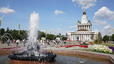 Всероссийский выставочный центр (ВДНХ). Вид на фонтан и Центральный павильон. Архивное фото Всероссийский выставочный центр (ВДНХ). Вид на фонтан и Центральный павильон. Архивное фото