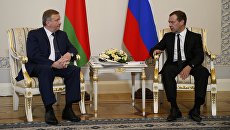 Председатель правительства РФ Дмитрий Медведев и премьер-министр Белоруссии Андрей Кобяков во время встречи. 16 июня 2017 Председатель правительства РФ Дмитрий Медведев и премьер-министр Белоруссии Андрей Кобяков во время встречи. 16 июня 2017