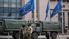 Военнослужащие у штаб-квартиры Европейской комиссии в Брюсселе. Архивное фото Военнослужащие у штаб-квартиры Европейской комиссии в Брюсселе. Архивное фото